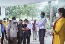 रोजगार सहायक के खिलाफ ग्रामीणों का हल्ला बोल… ग्रामीणों के साथ सरपंच भी हैं परेशान…