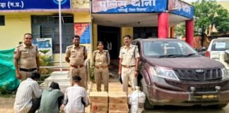 लग्ज़री XUV से हो रही थी शराब की तस्करी: चौरई पुलिस ने तीन आरोपियों को दबोचा – देशी विदेशी शराब सहित लाखों की…